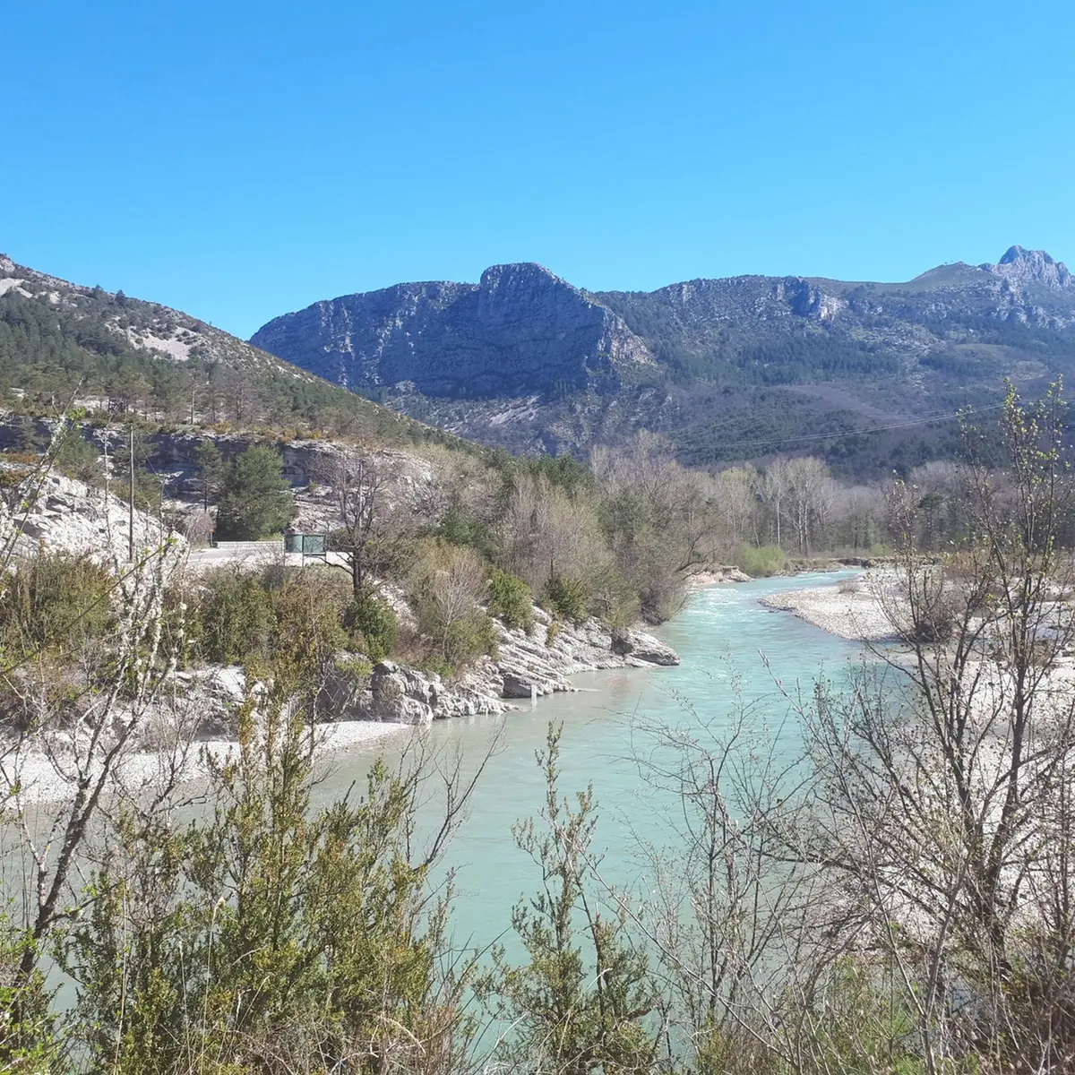Vue sur le lit de la rivière avec les collines en arrière plan
