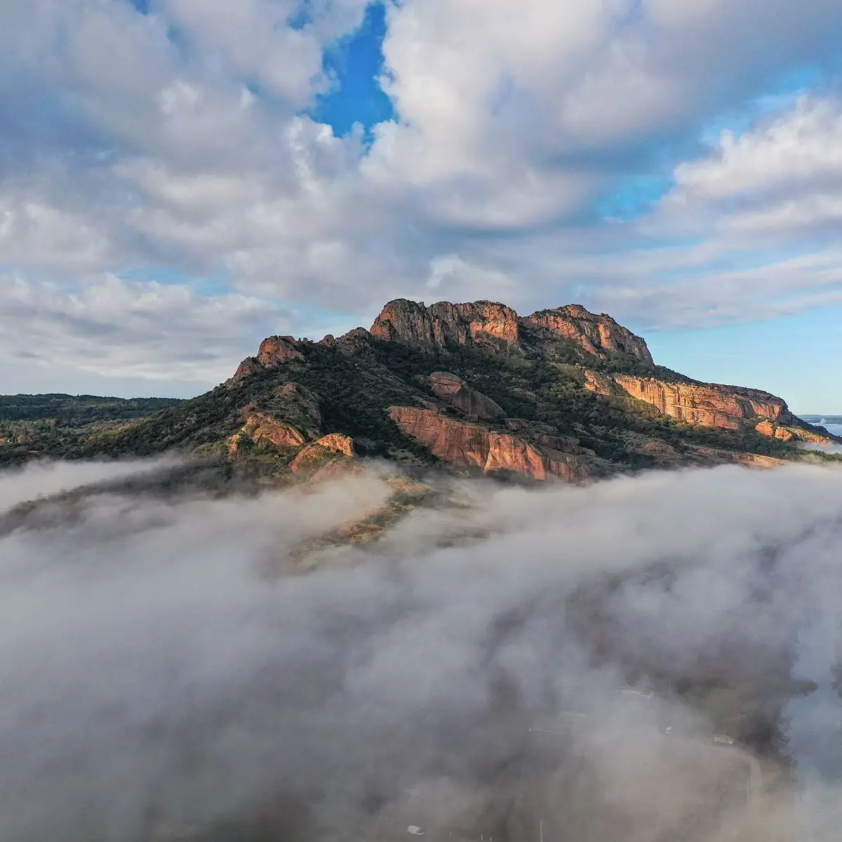 Le rocher du lac et ses légendes_Roquebrune-sur-Argens