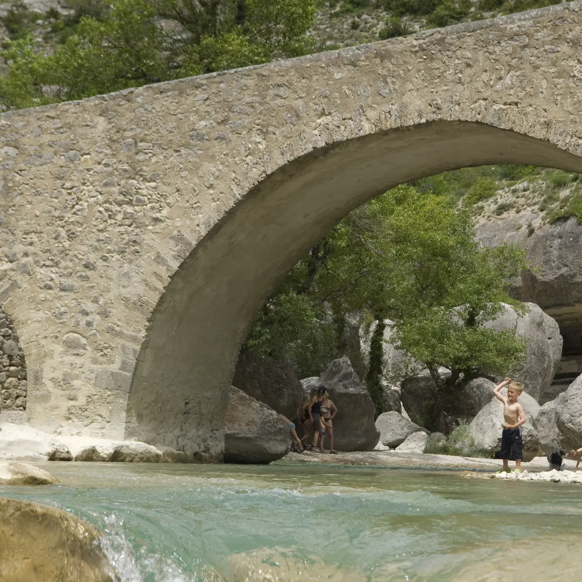 Pont médiéval de Châteauneuf-de-Chabre