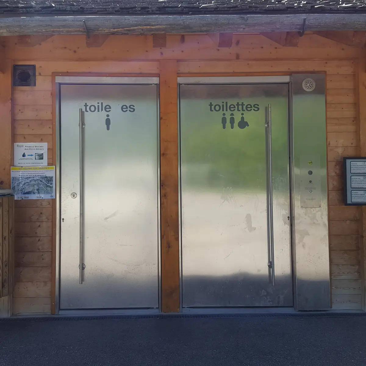 Toilettes publiques Ferme de la nature