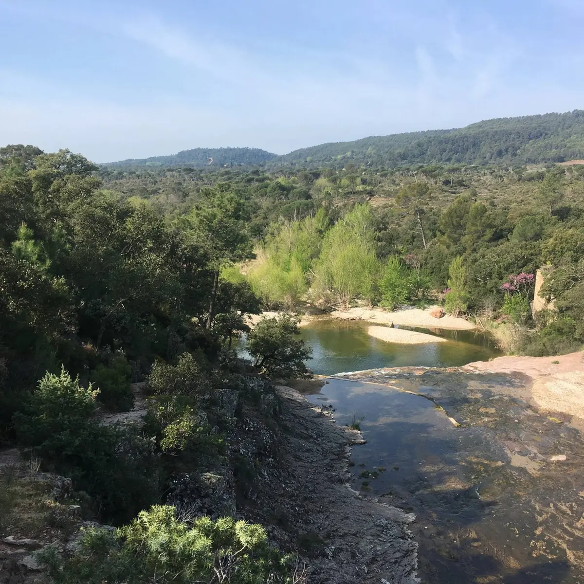 Vue en hauteur de la rivière et des massifs en arrière plan