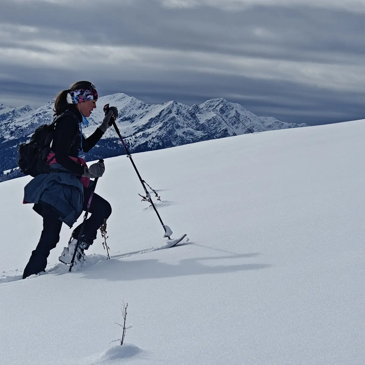 1 skieuse de randonnée en montée