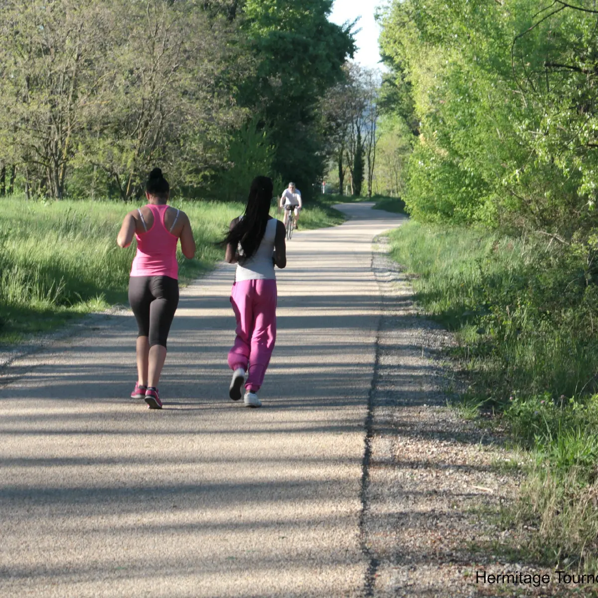 Joggeuses et Cycliste circulant sur la ViaRhona