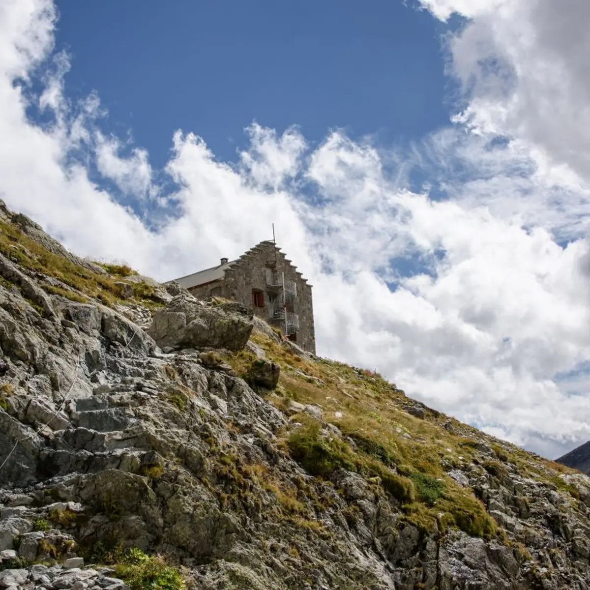 Sentier à l'arrivée au refuge du Glacier Blanc