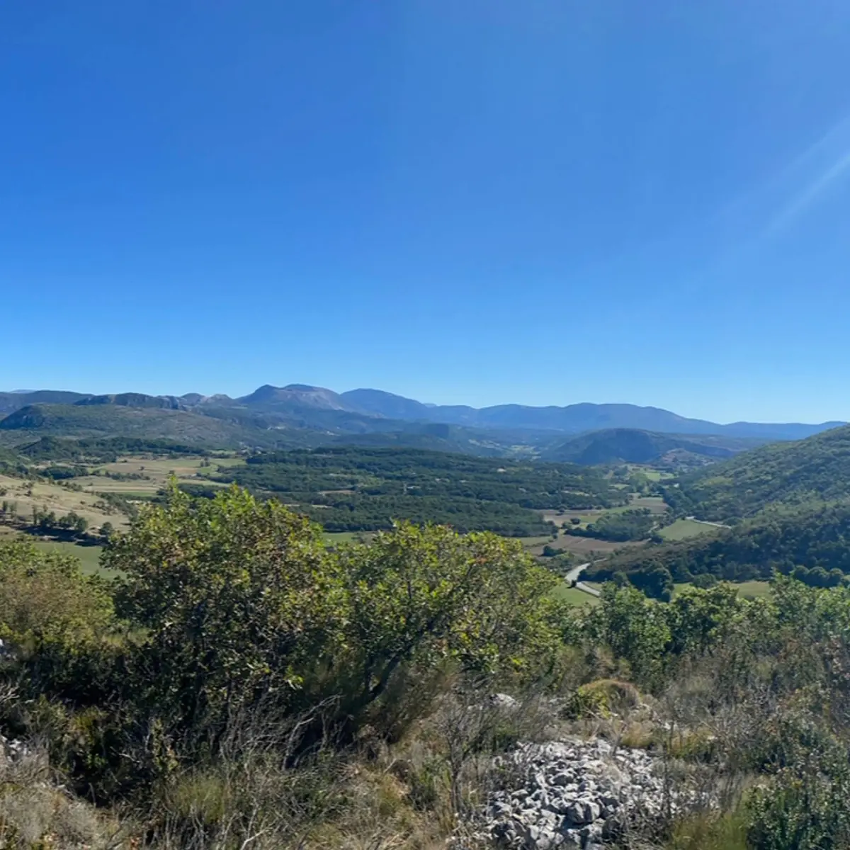 Panorama sur les collines environnantes sous un ciel bleu