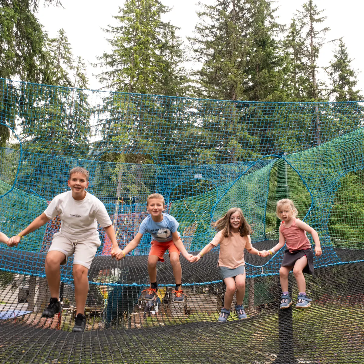 Groupe d'enfants qui saute en même temps