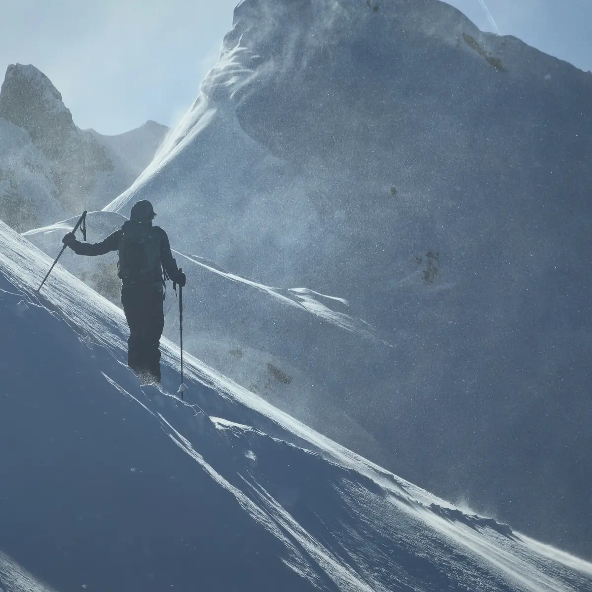1 skieur de randonnée en montée