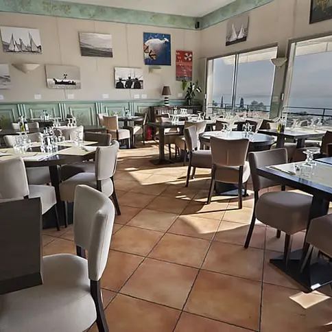 Salle du restaurant vue mer