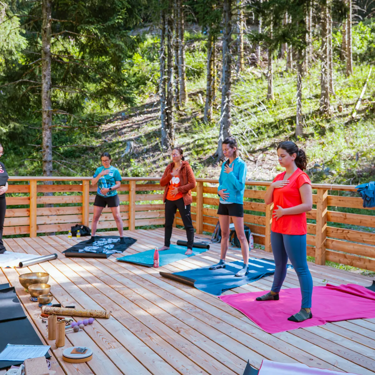 Groupe de personne qui font une séance de yoga sur la Plateforme Zen de Bédina au coeur de la nature