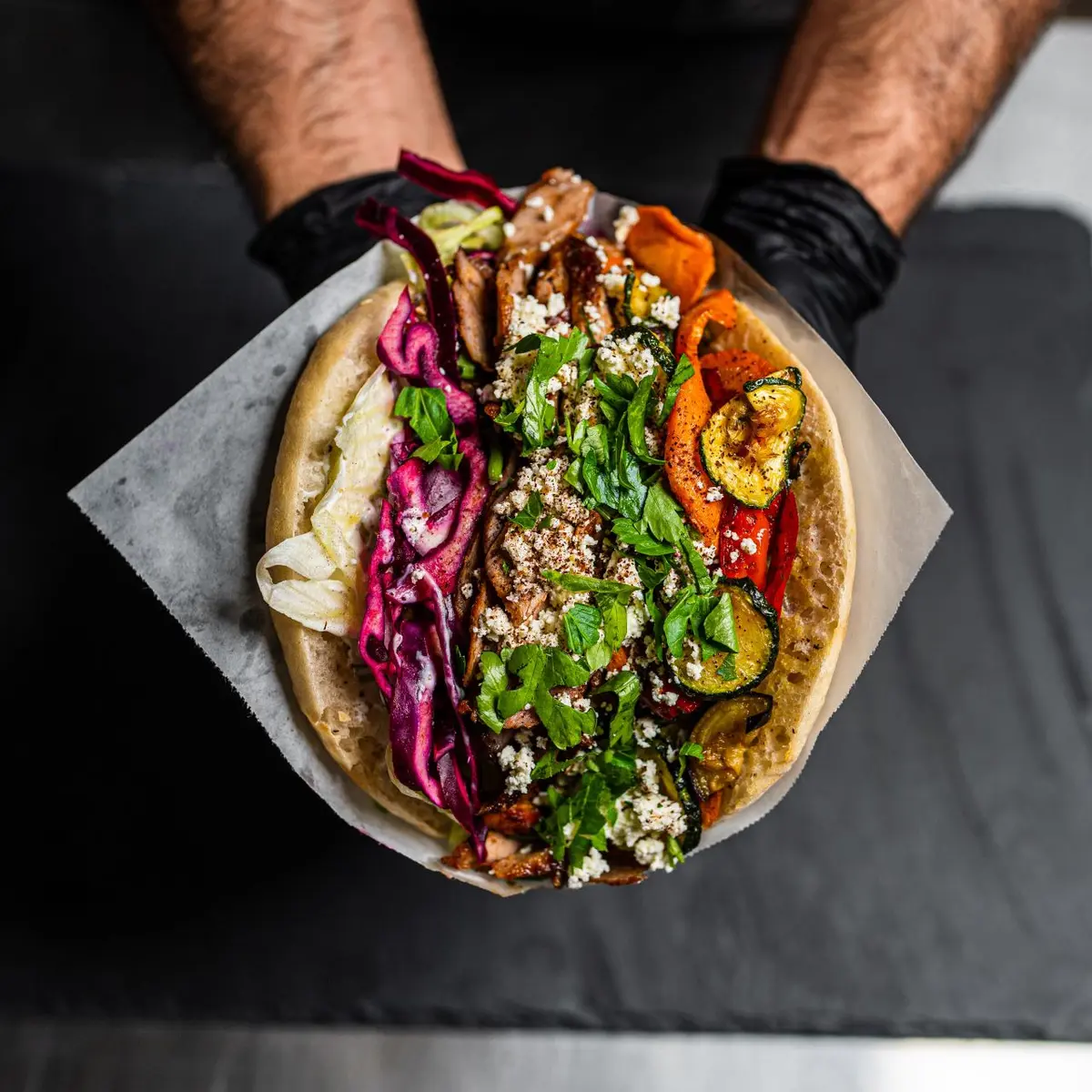 présentation d'un kebab sur une ardoise