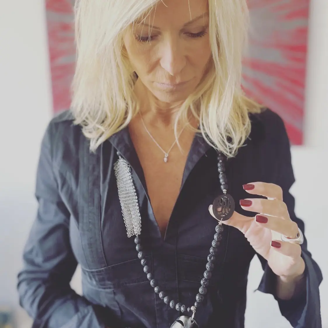 sautoir porté par Rebecca Hampton