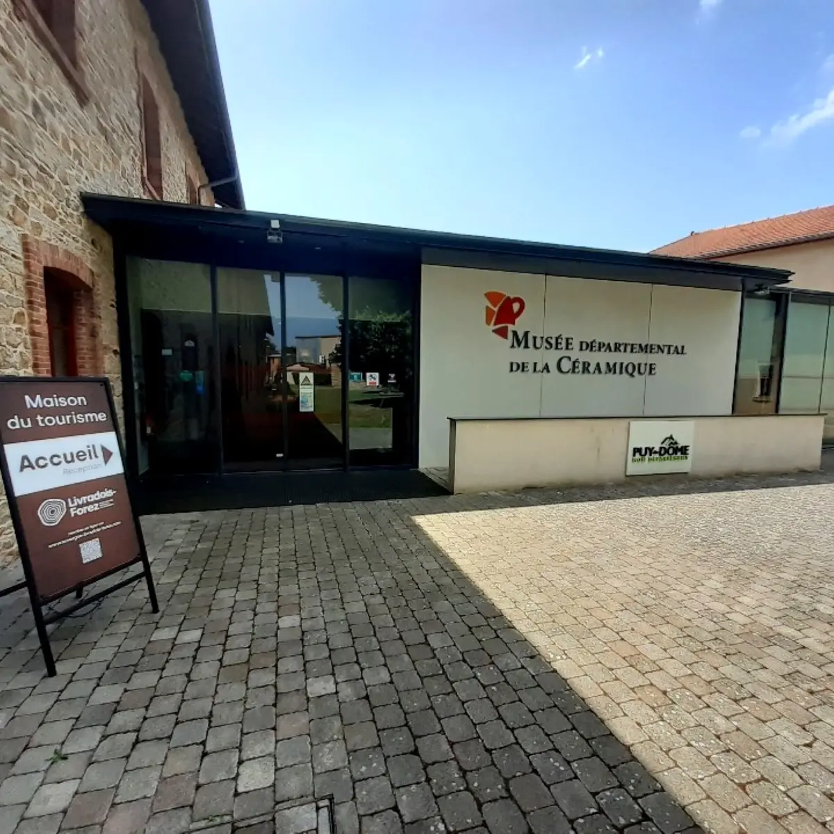 Extérieur du musée et du Point d'information touristique.