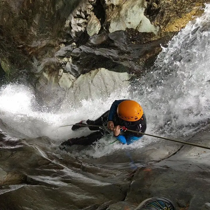 Descente en rappel dans les cascades