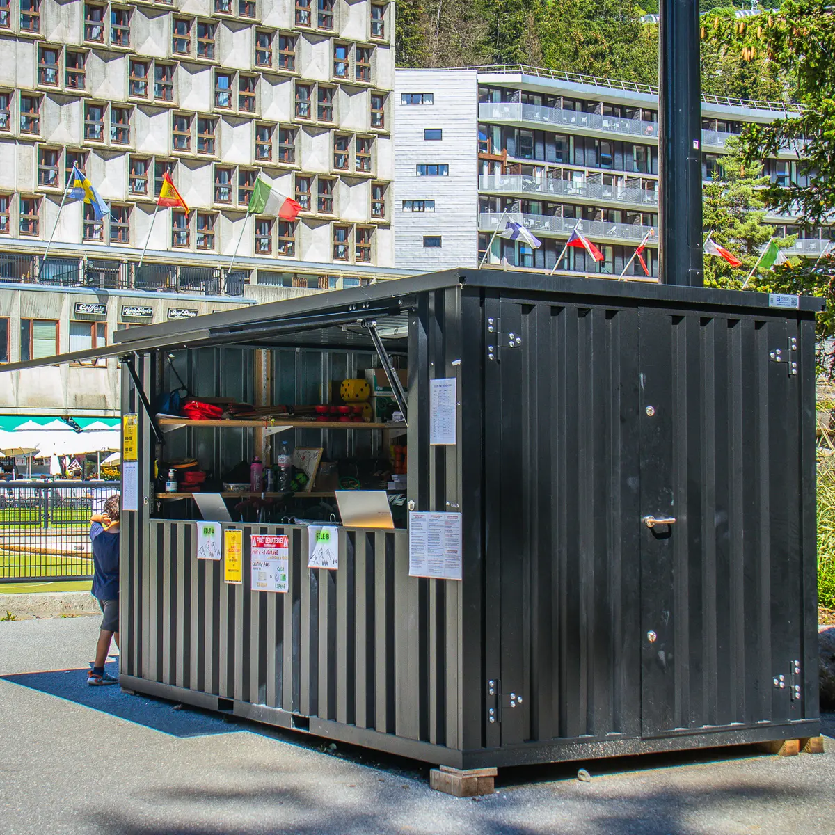 Vue côté du Comptoir des Activités avec le Forum en toile de fond