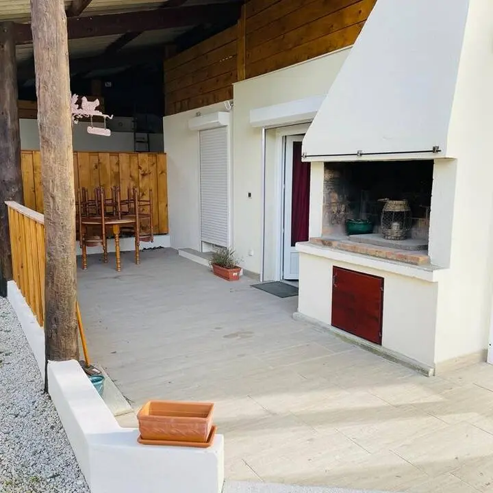 Terrasse exterieure avec cheminée.