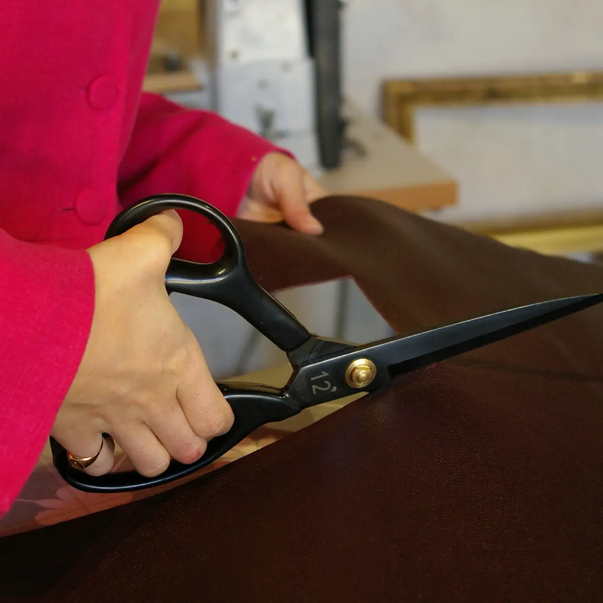 Découpe de cuir et confection de maroquinerie