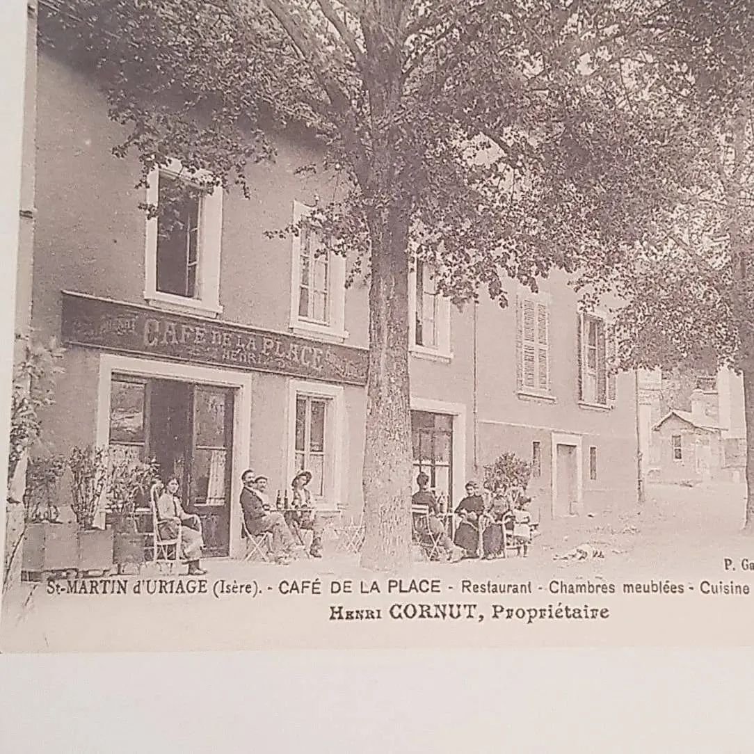 Photo d'archive non datée en noir et blanc de la terrasse du café de place.