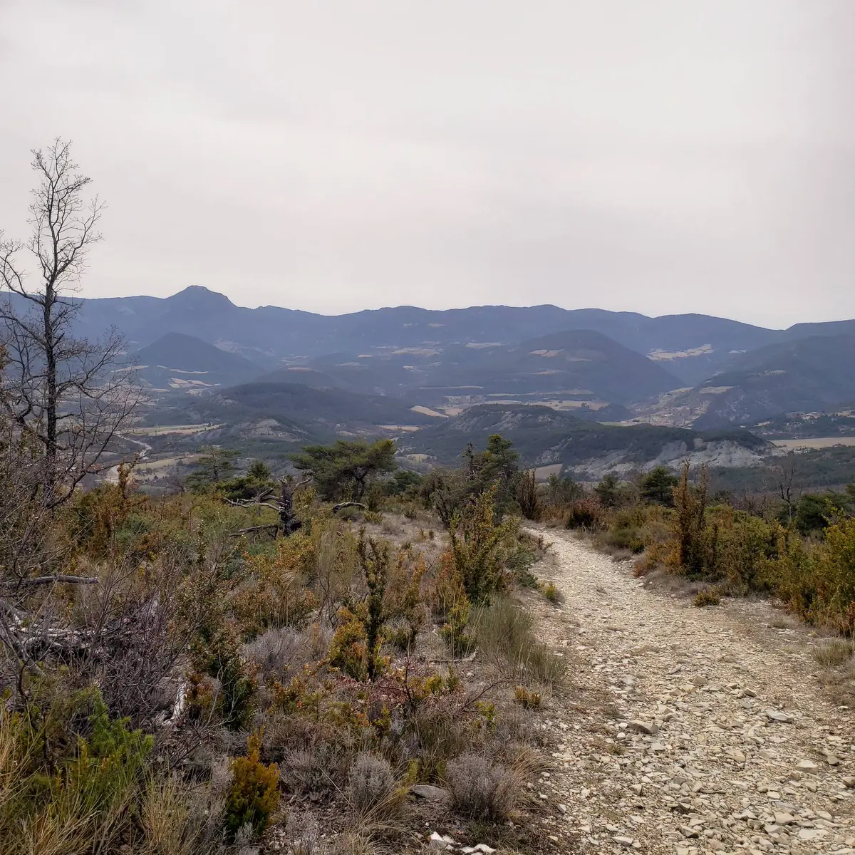Sentier de descente et vue sur la vallée