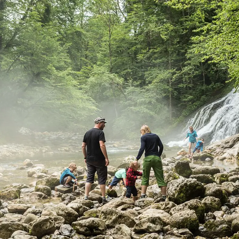 Promeneurs à la cascade