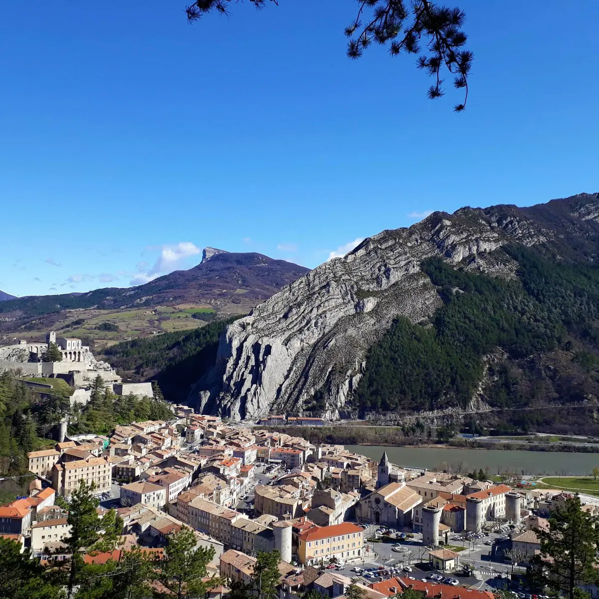 Le sentier surplombe Sisteron