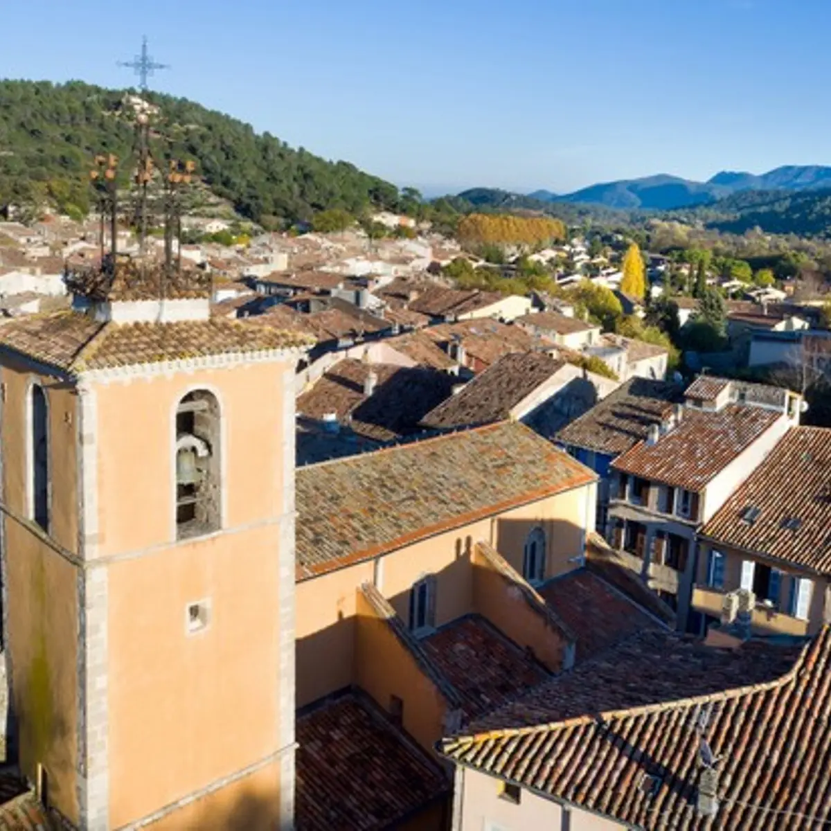 Le clocher de l'église et le village