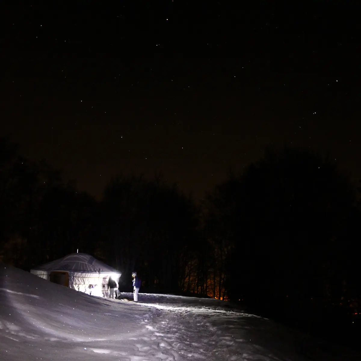 Yourte dans la nuit sur l'alpage de Très le Mont