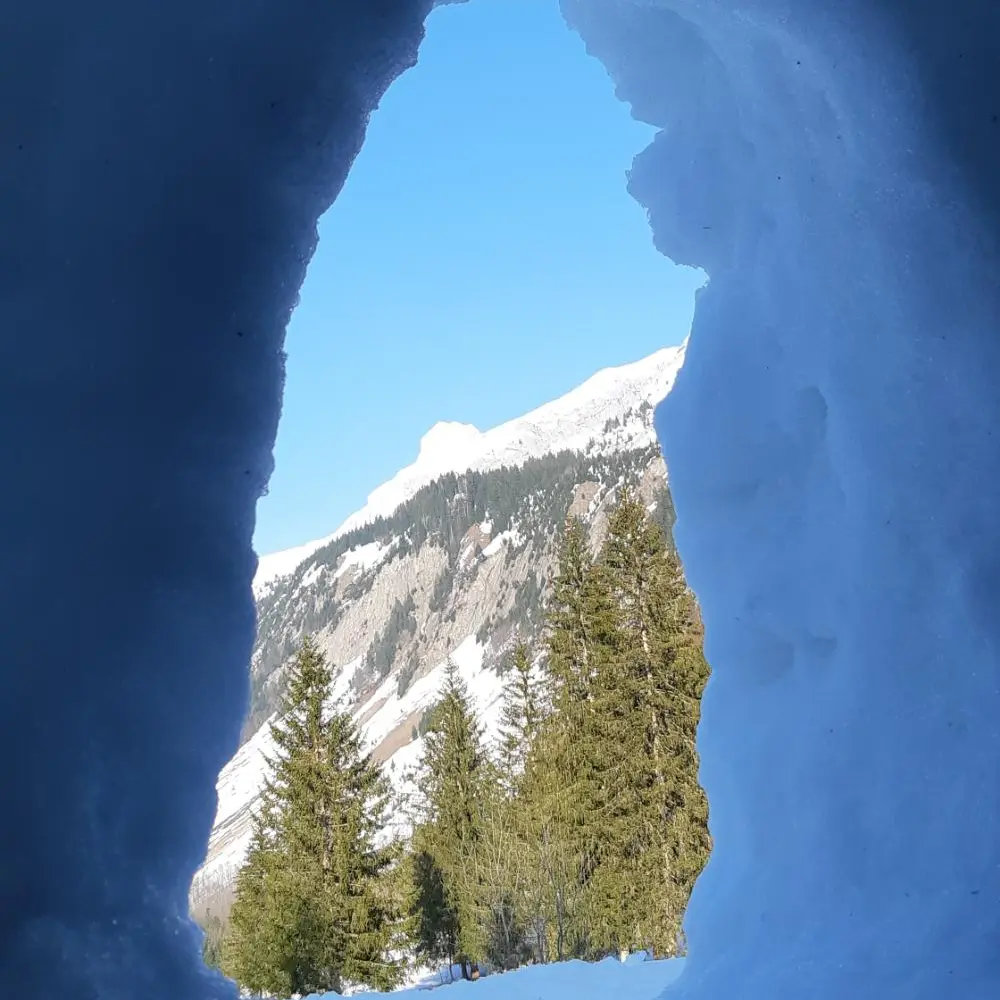 Construction d'un igloo et goûter pour les enfants au Grand-Bornand