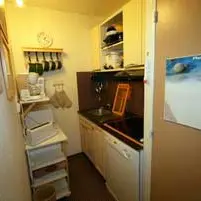 Coin cuisine avec espace de rangement, plaques électriques