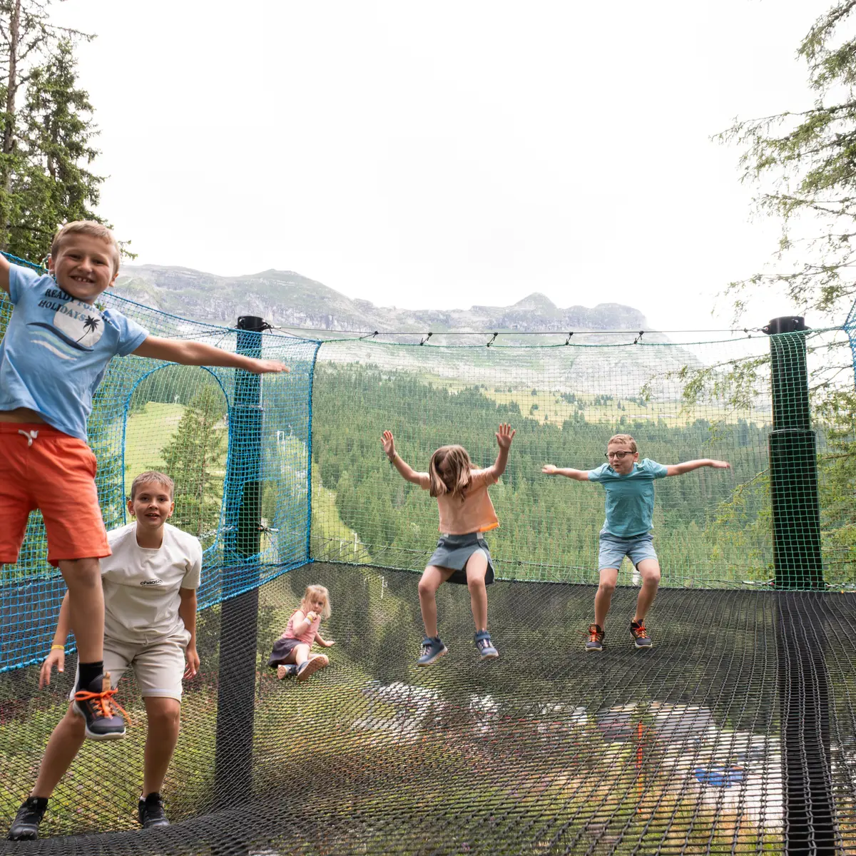 Groupe d'enfants qui joue sur la partie du milieu