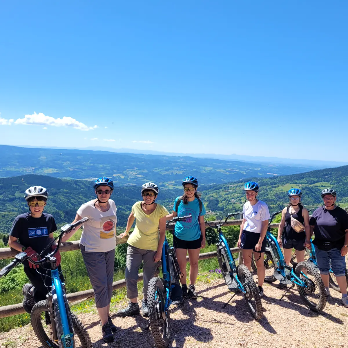 Un groupe d'enfants en balade en trottinette électrique