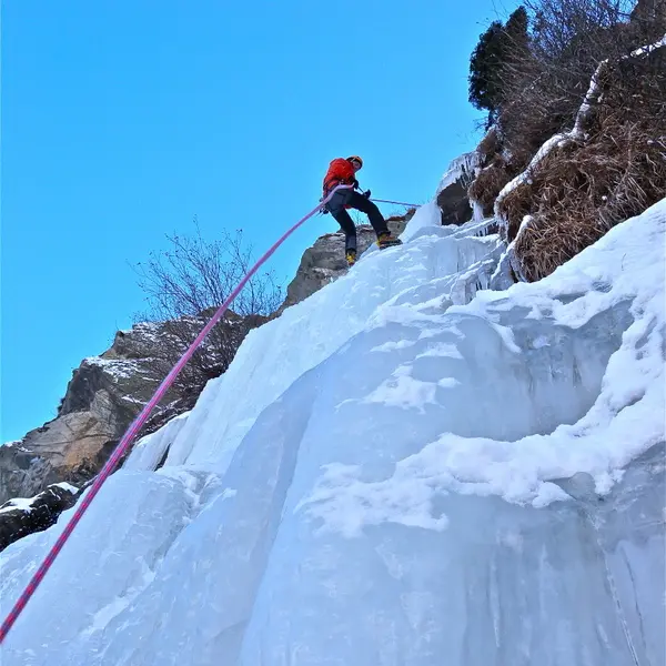 Cascade de glace - Bureau des guides du Champsaur