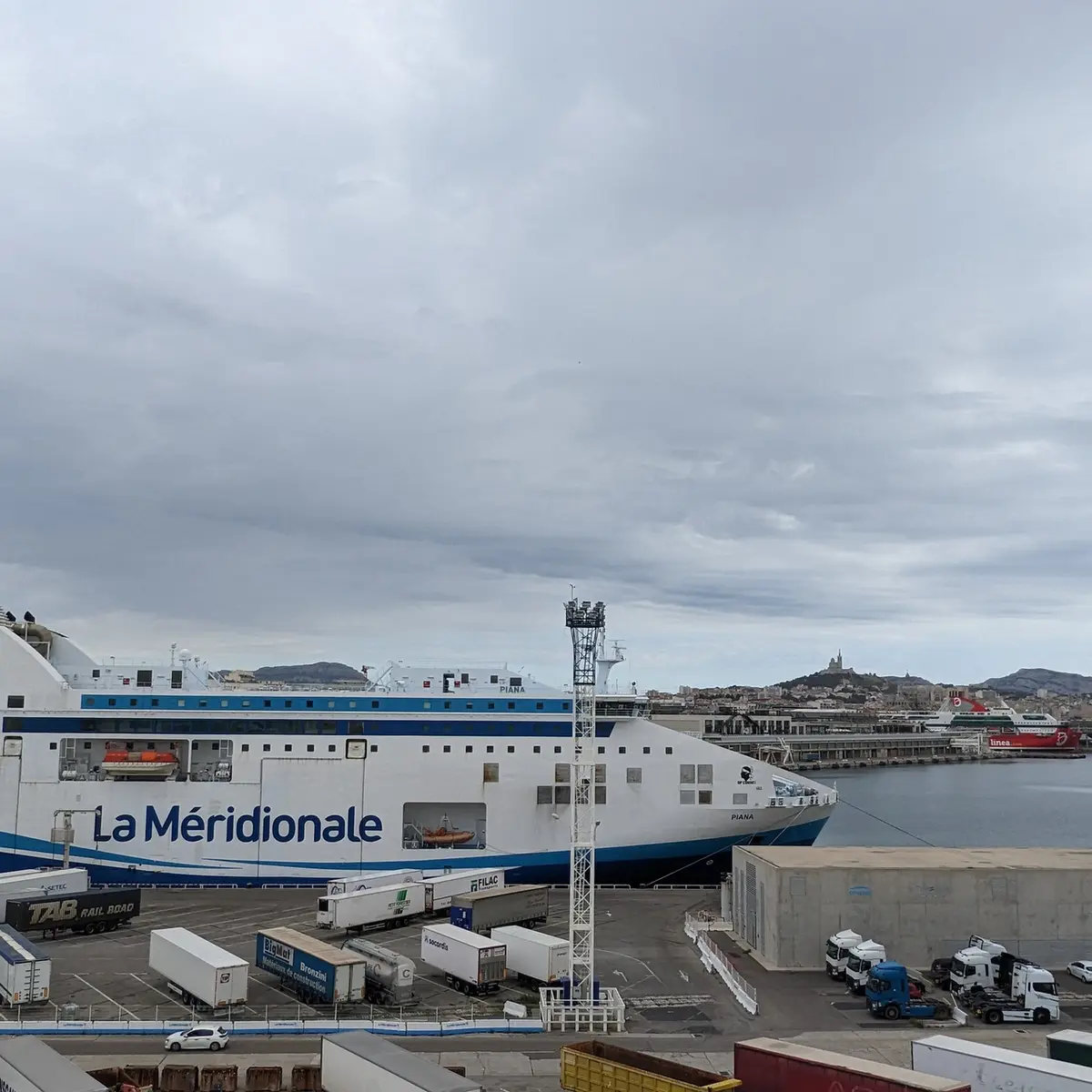 navire à quai la méridionale