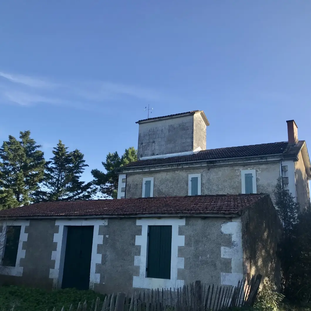 Maison-phare vue depuis l'extérieur