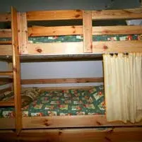 Chambre d'enfants avec lits superposés en bois