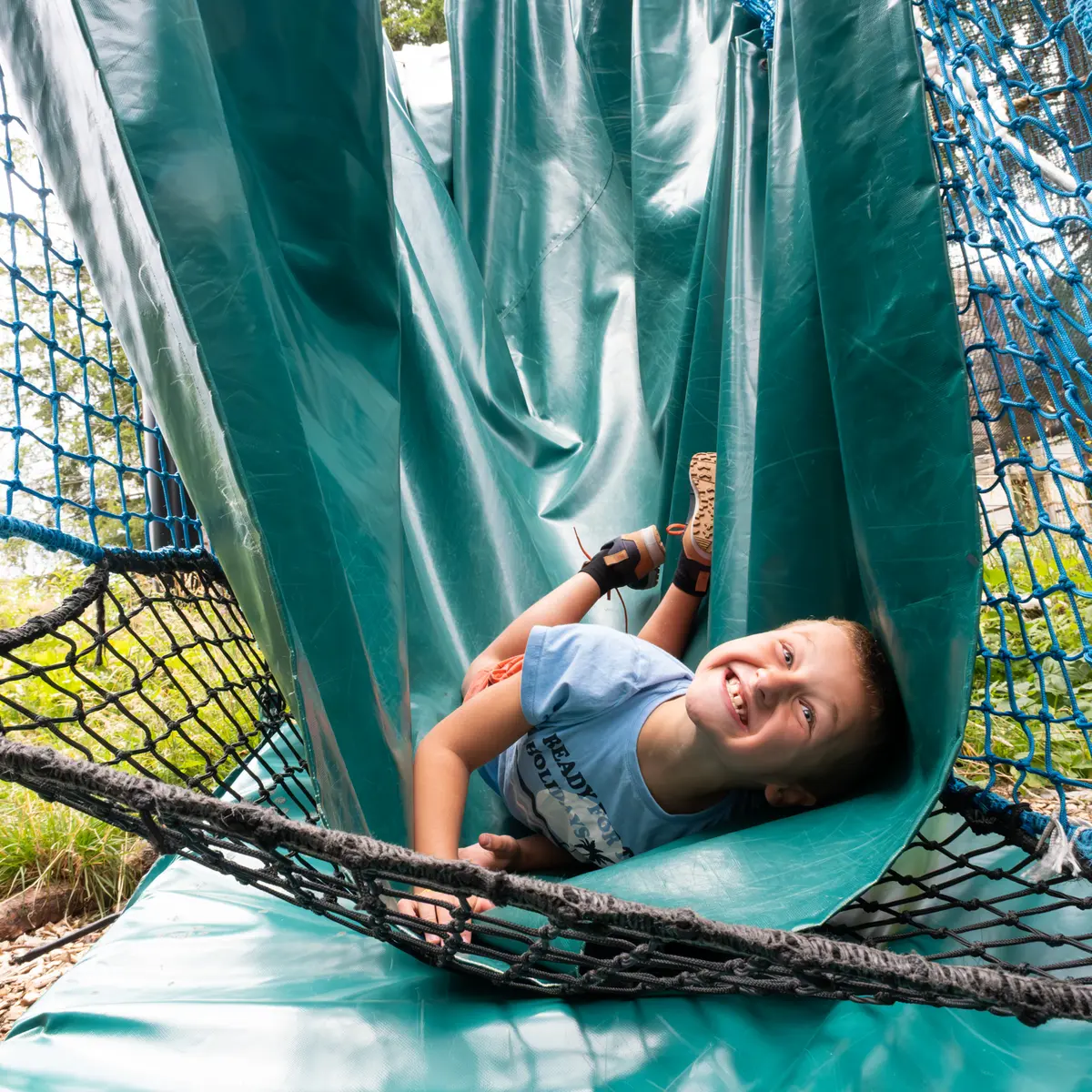 Un garçon à la sortie de l'accro-fun