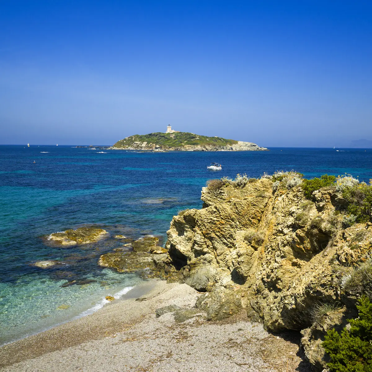 face à l'île du Rouveau