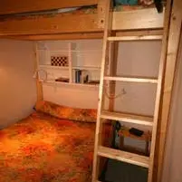 Chambre à coucher avec lits superposés en bois