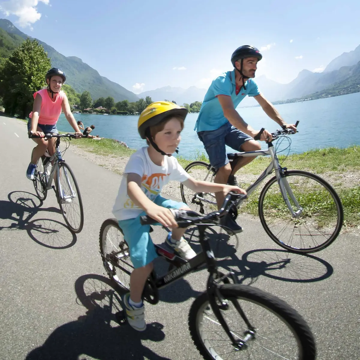 balade en vélos piste cyclable au bord du lac d'Annecy