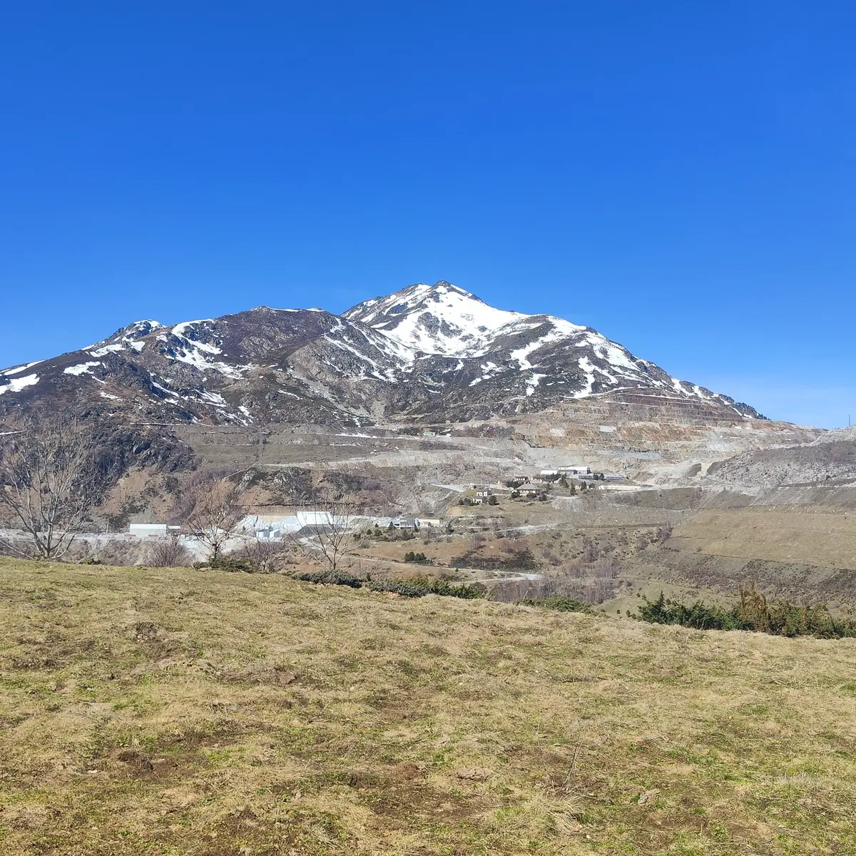 Vue sur la carrière de talc et Soularac