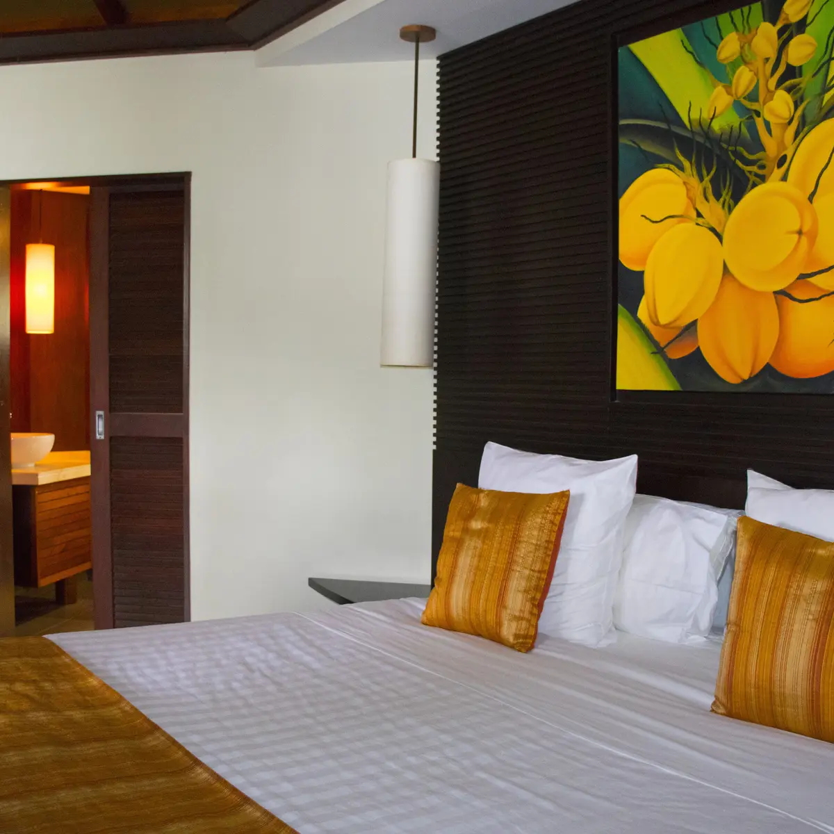 lit kingsize, hôtel Tieti, Poindimié, bungalow, côte océanienne
