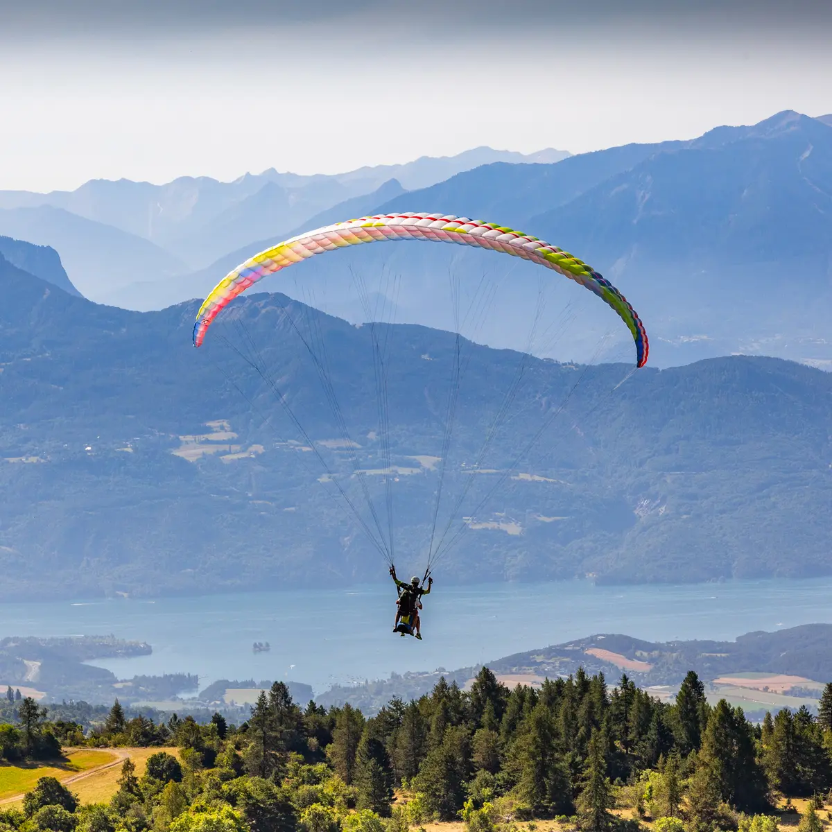 Biplace parapente entre lac et montagnes