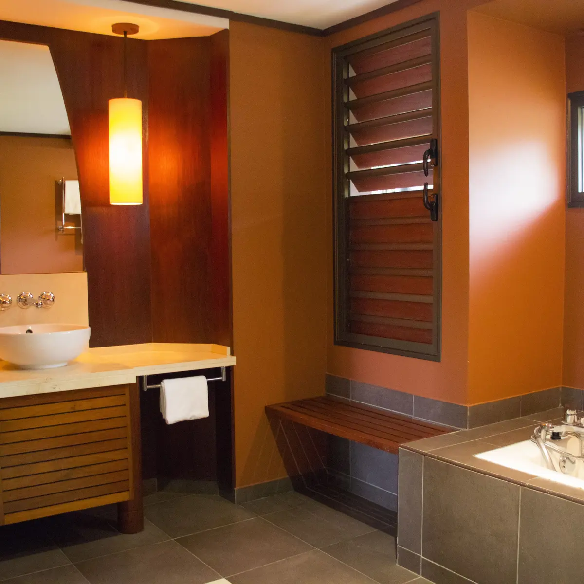 salle de bain, bungalow, poindimié, tieti hôtel, côte océanienne