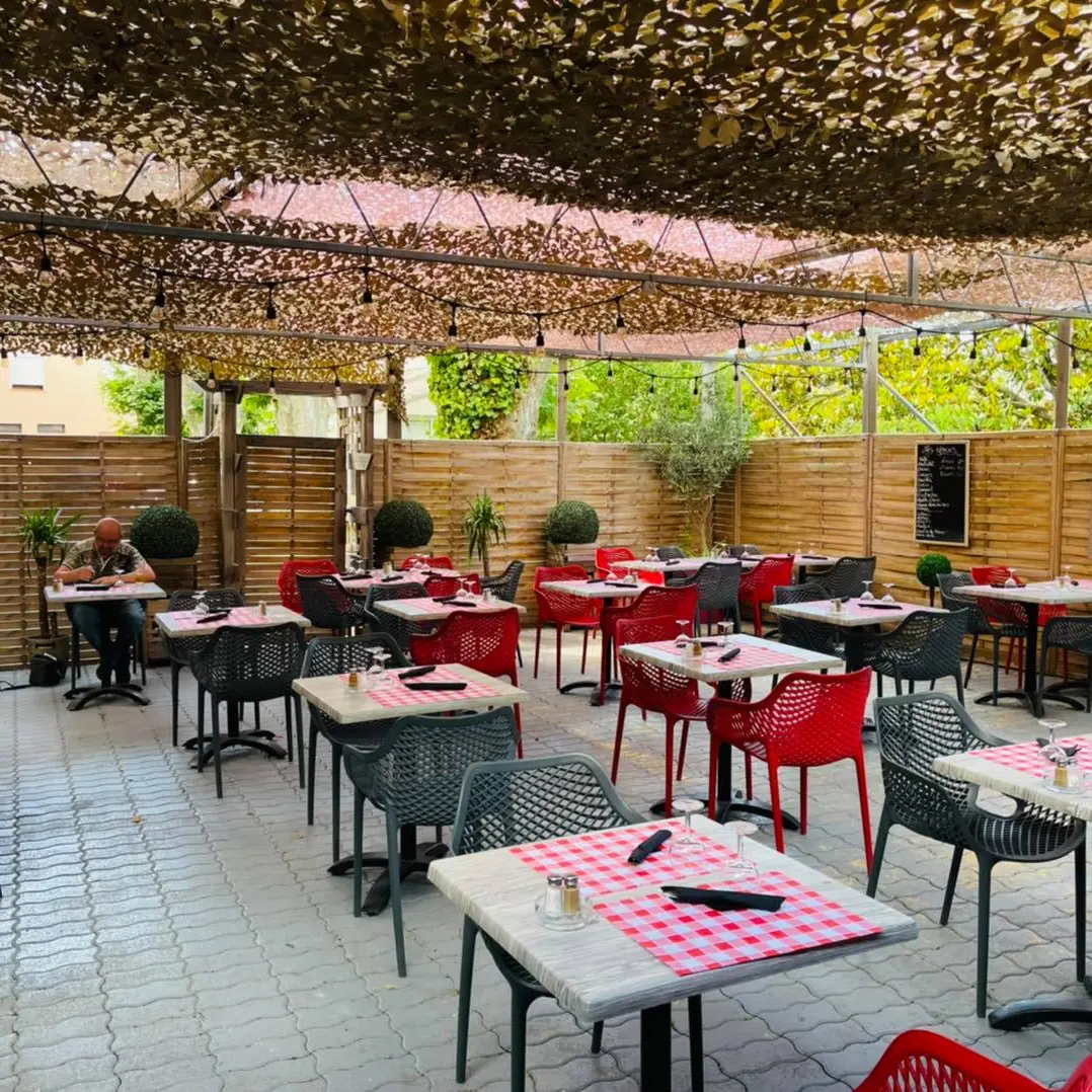 La grande terrasse ombragée