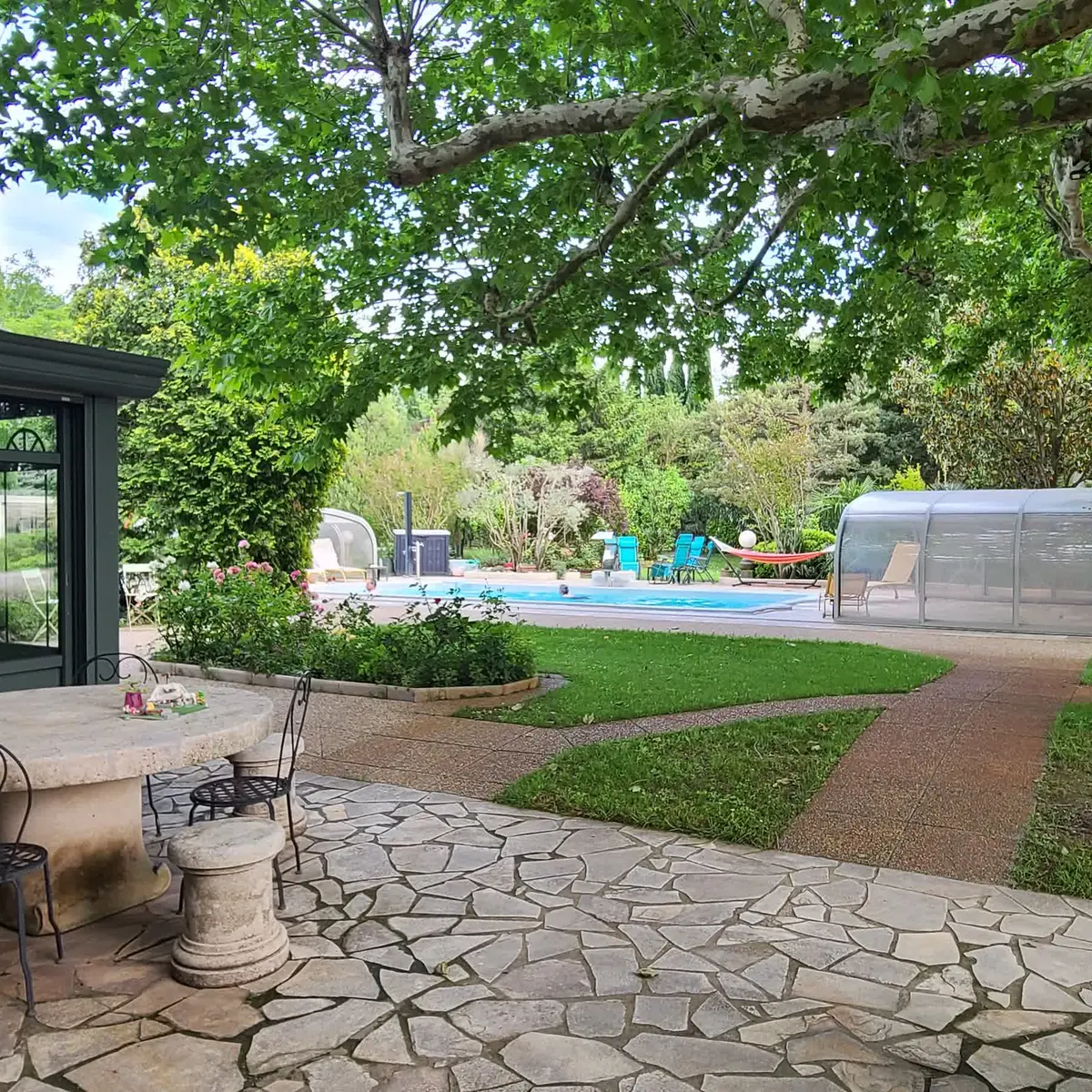Jardin arboré du gîte reflet de provence