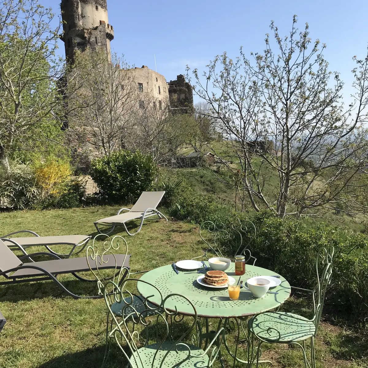 Terrasse avec vue sur Tournoël