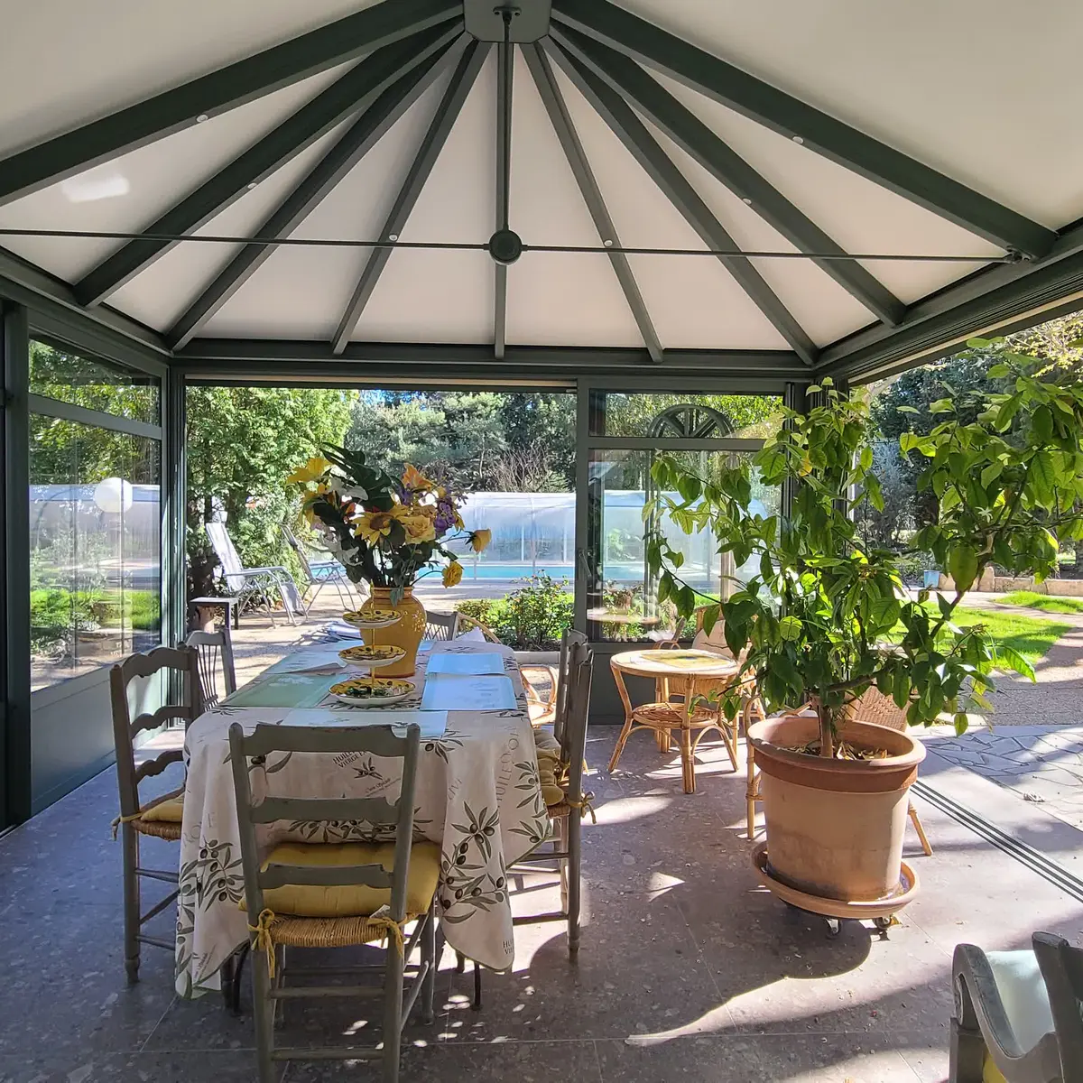 Véranda intérieure du gîte reflet de provence