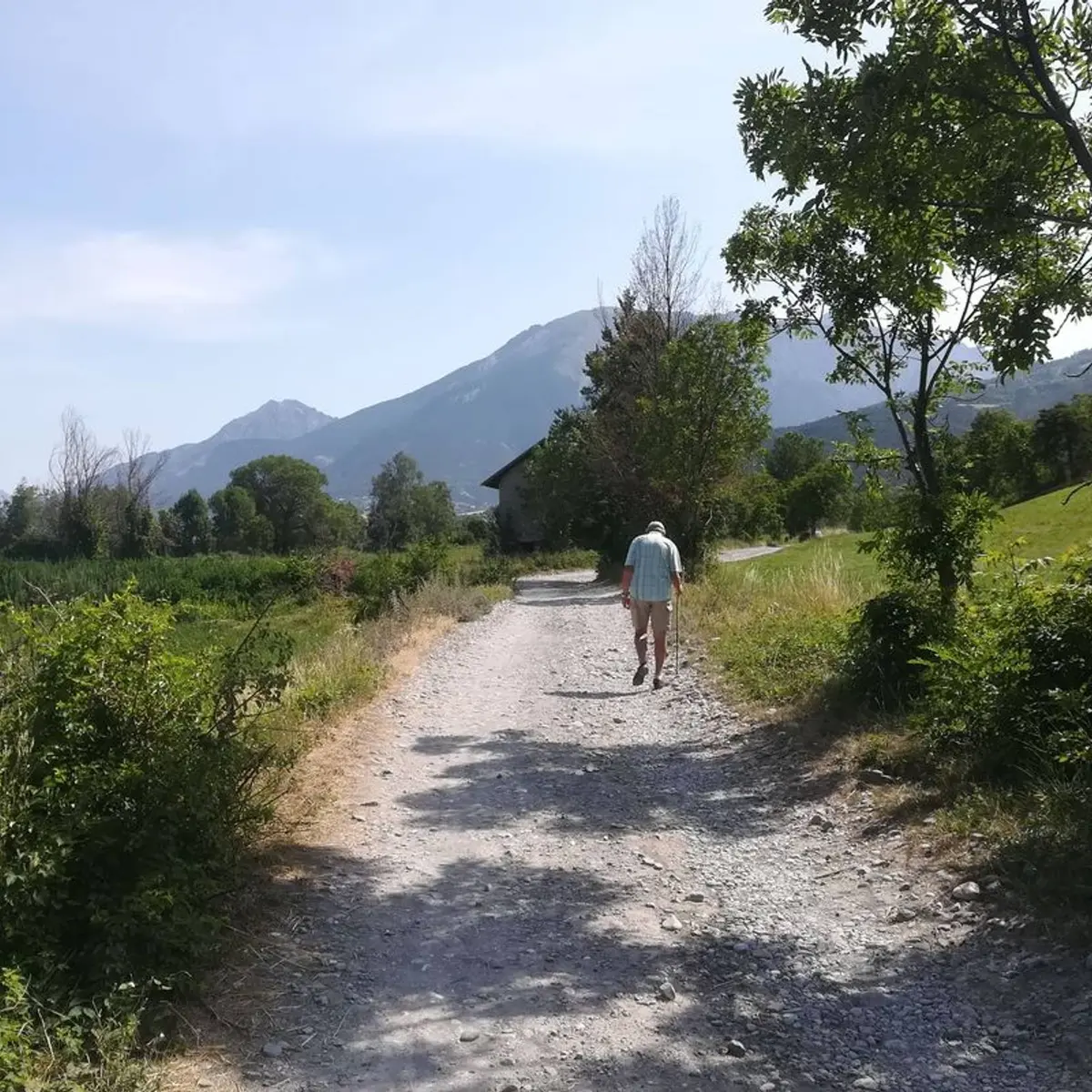 Promeneur sur le sentier de la Boucle de La Mûre