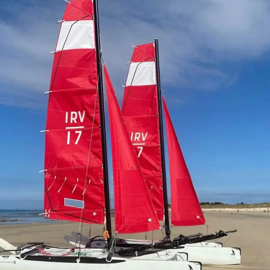 Catamaran d'apprentissage, sur la plage