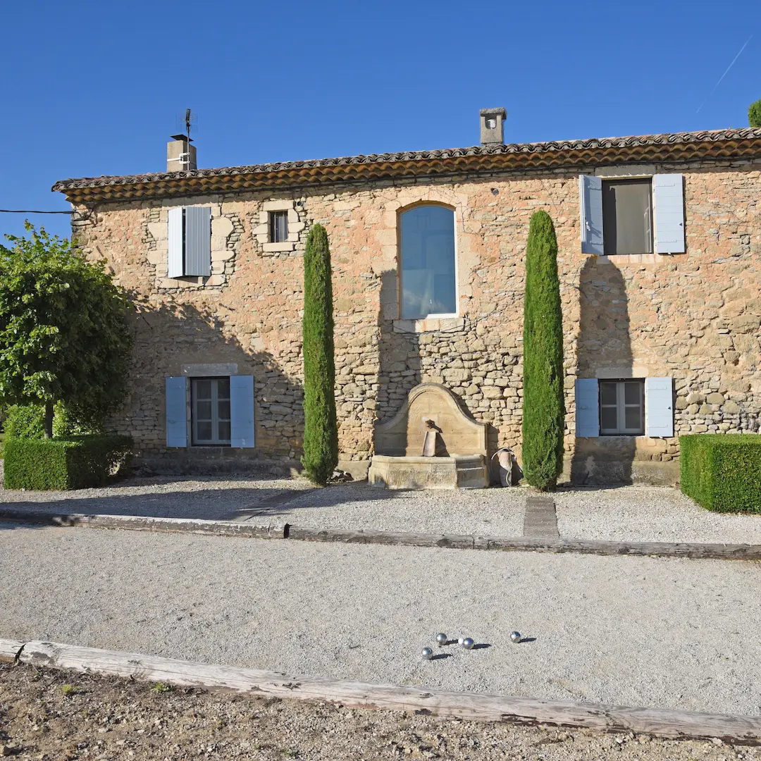 Exterior of front of Mas des Vignes Folles with boule pitch