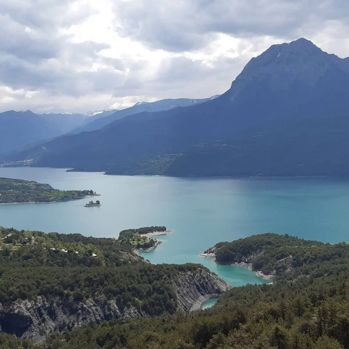 Le pic de Morgon en arrière plan du lac